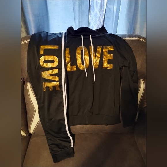 Women's Jogging Outfit - Picture 2 of 3